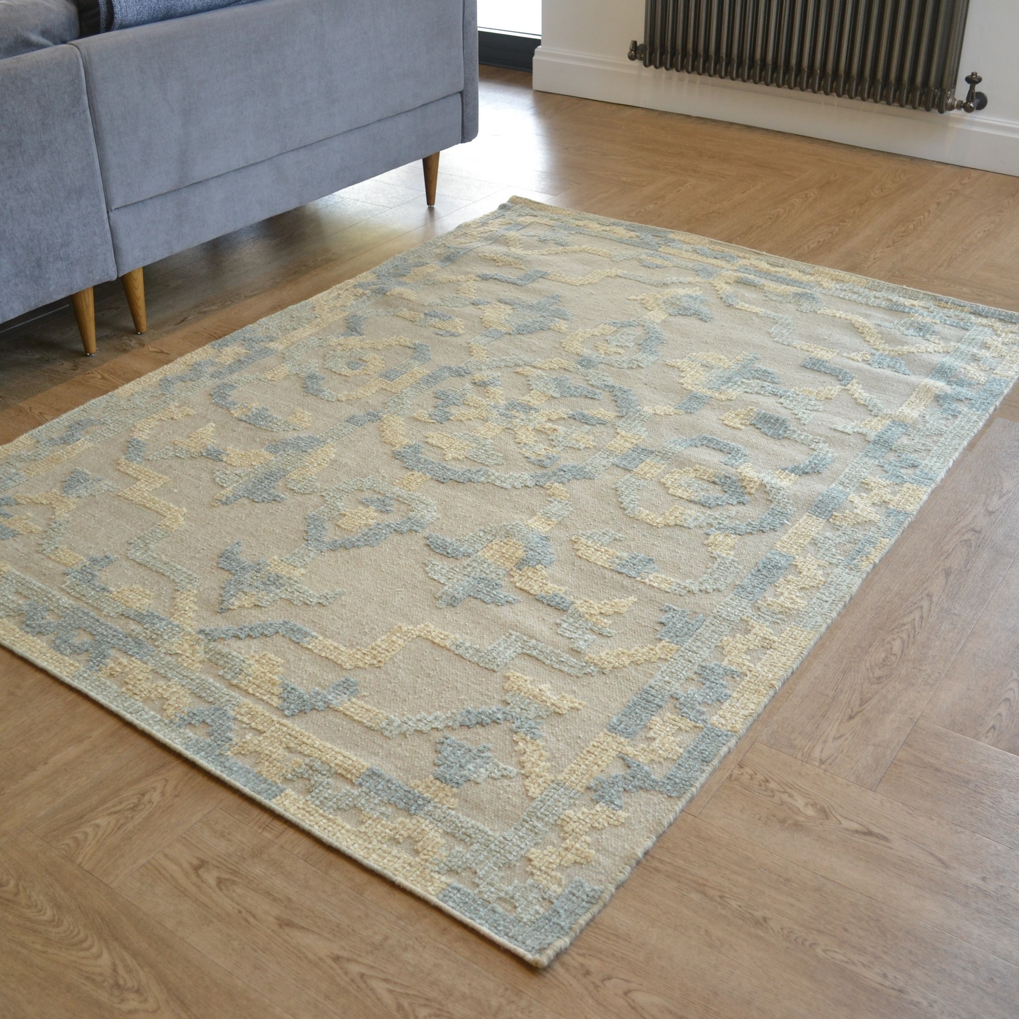 Manika 06 Traditional Border Textured Rugs In Beige